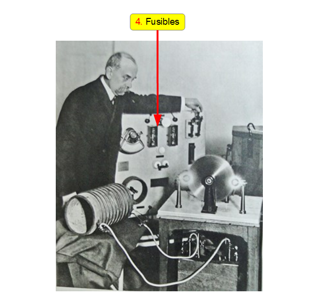 Année 1900, le professeur d’Arsonval &nbsp;présente son nouveau générateur d’électrothérapie en hautes fréquences utilisant un &nbsp;«éclateur tournant».