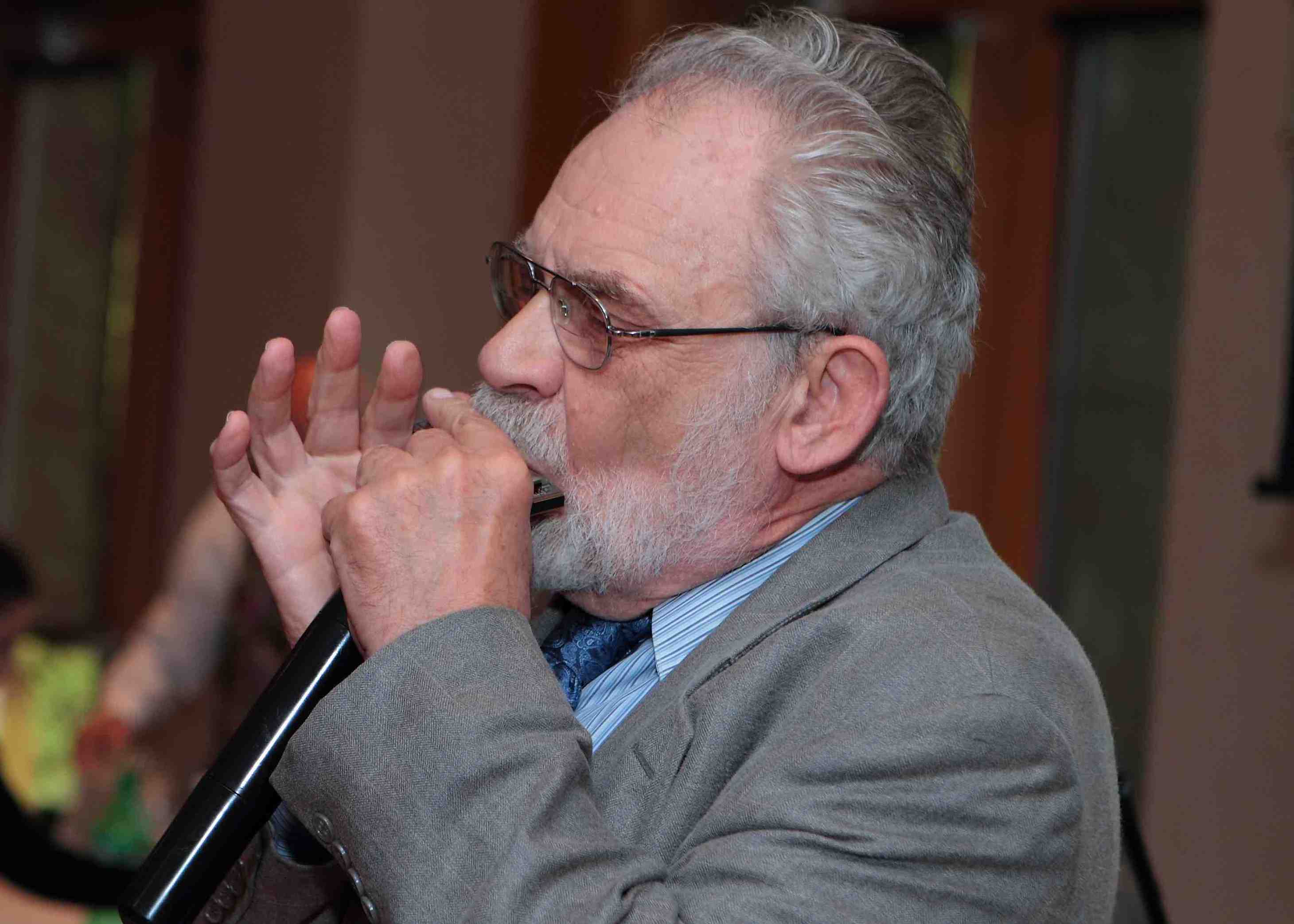 Photo de Patrick Reilly jouant de l'harmonica